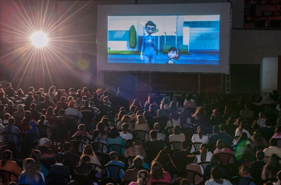 Cine Família na Praça reúne mais de 600 pessoas na cidade de Frutal